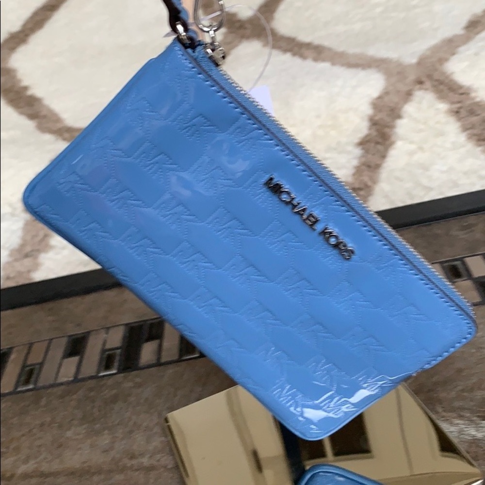 MICHAEL KORS JET SET ITEM LG GUSSET WRISTLET - Picture 9 of 16